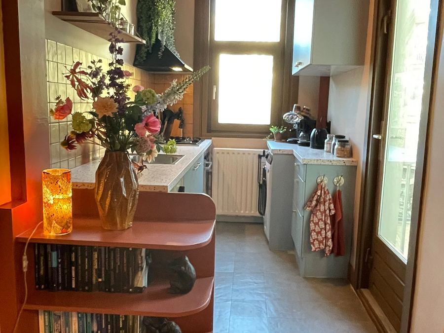 Open keuken met terracotta accenten en groene planten