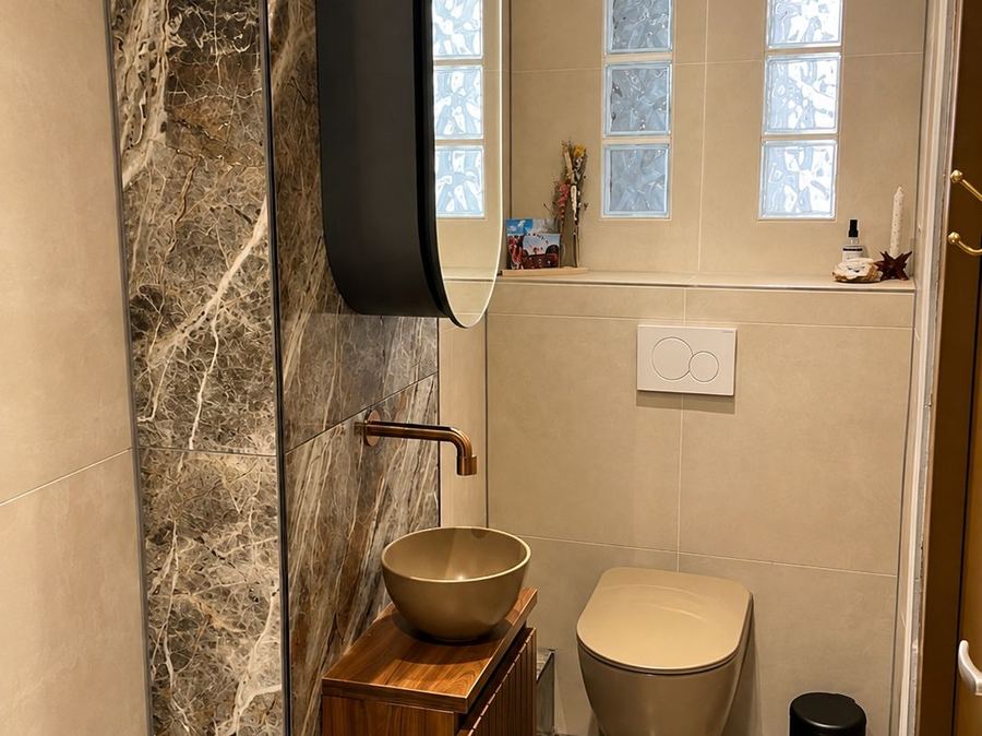 Marmeren badkamer met messing wastafel